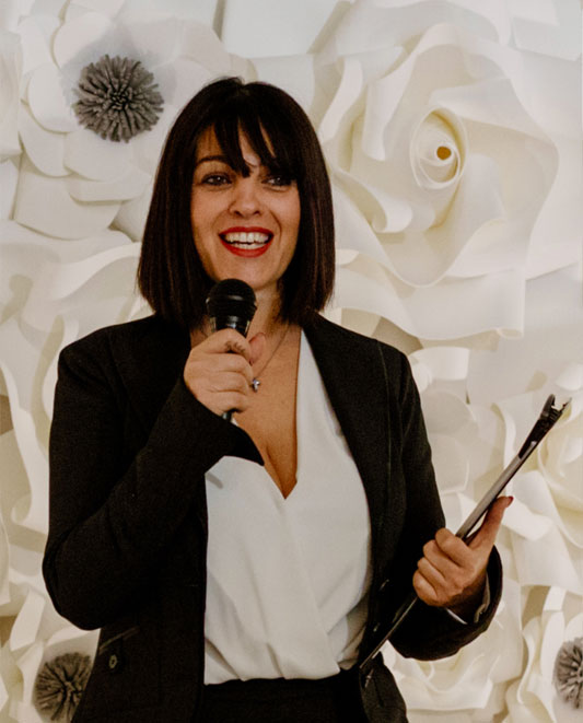 Lorenada - Collaboratrice, opera con i fiori di carta